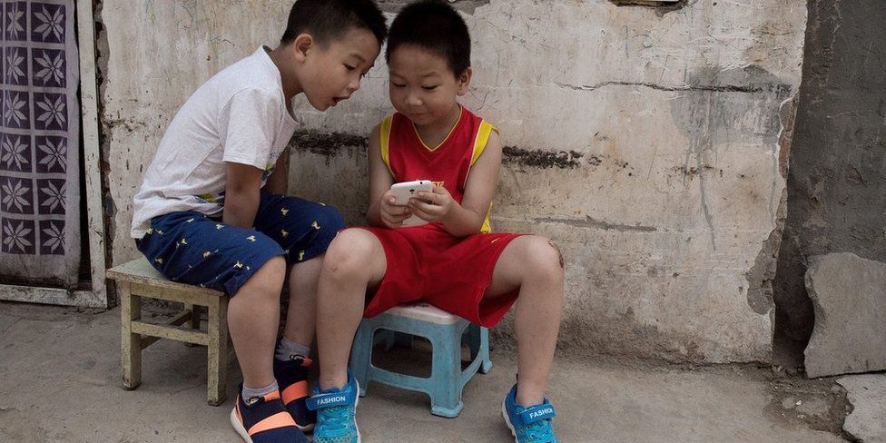 _116774538_chinesechildrenphone
